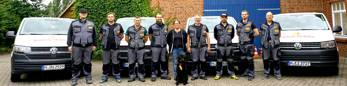 Das gesamte Team von Bartels Elektro vor dem Firmengebäude